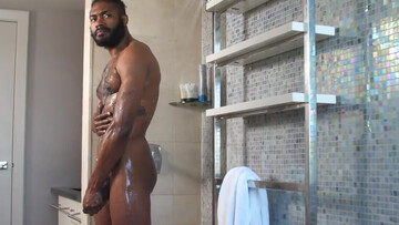 Tattoeod stud and a black bodybuilder are getting wet
