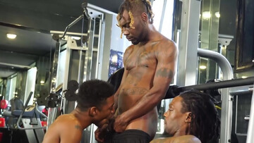 Muscular black boys fuck at the gym and share everything on cam