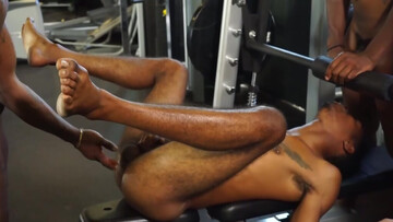 Muscular black boys fuck at the gym and share everything on cam