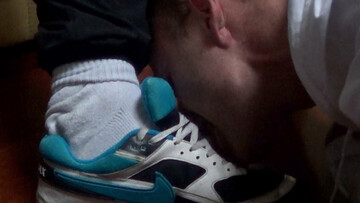 Sporty dude welcomes his friend over for some real cam sex