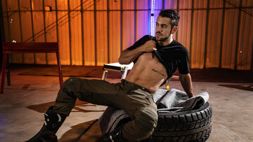 Muscular lads hook up in a creamy mix and share everything on cam