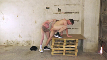 Bald lover ass fucks his partner in intense manners and comes on his ass