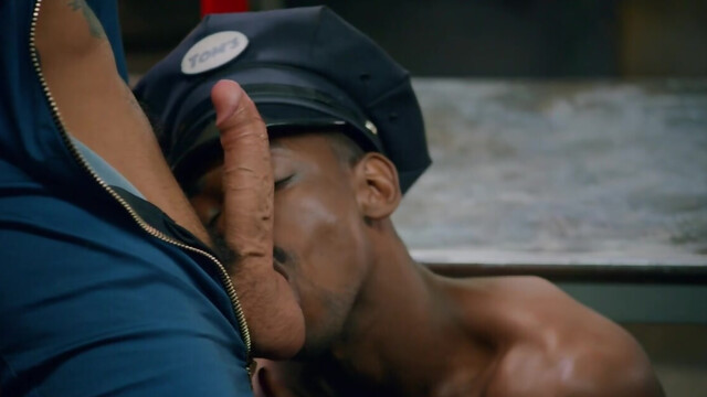 Bareback licking and deep interracial penetration