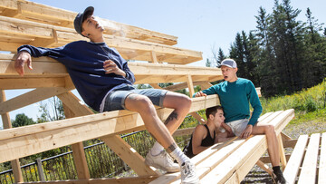 Hot boys enjoy a sunny fuck in outdoor until they get creamy