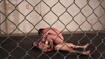 Riding and facefucking beihind a cage in a fetish vid