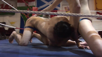 Amateur males share the ring for something else than fighting