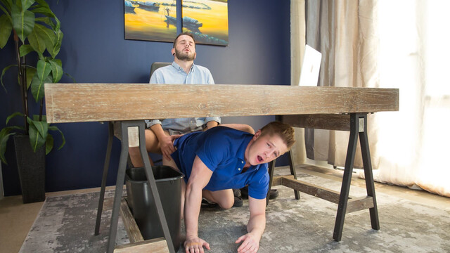 Skinny twinks is getting two cocks under the table