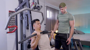 Muscular hunk hotties CRUSHING IT together